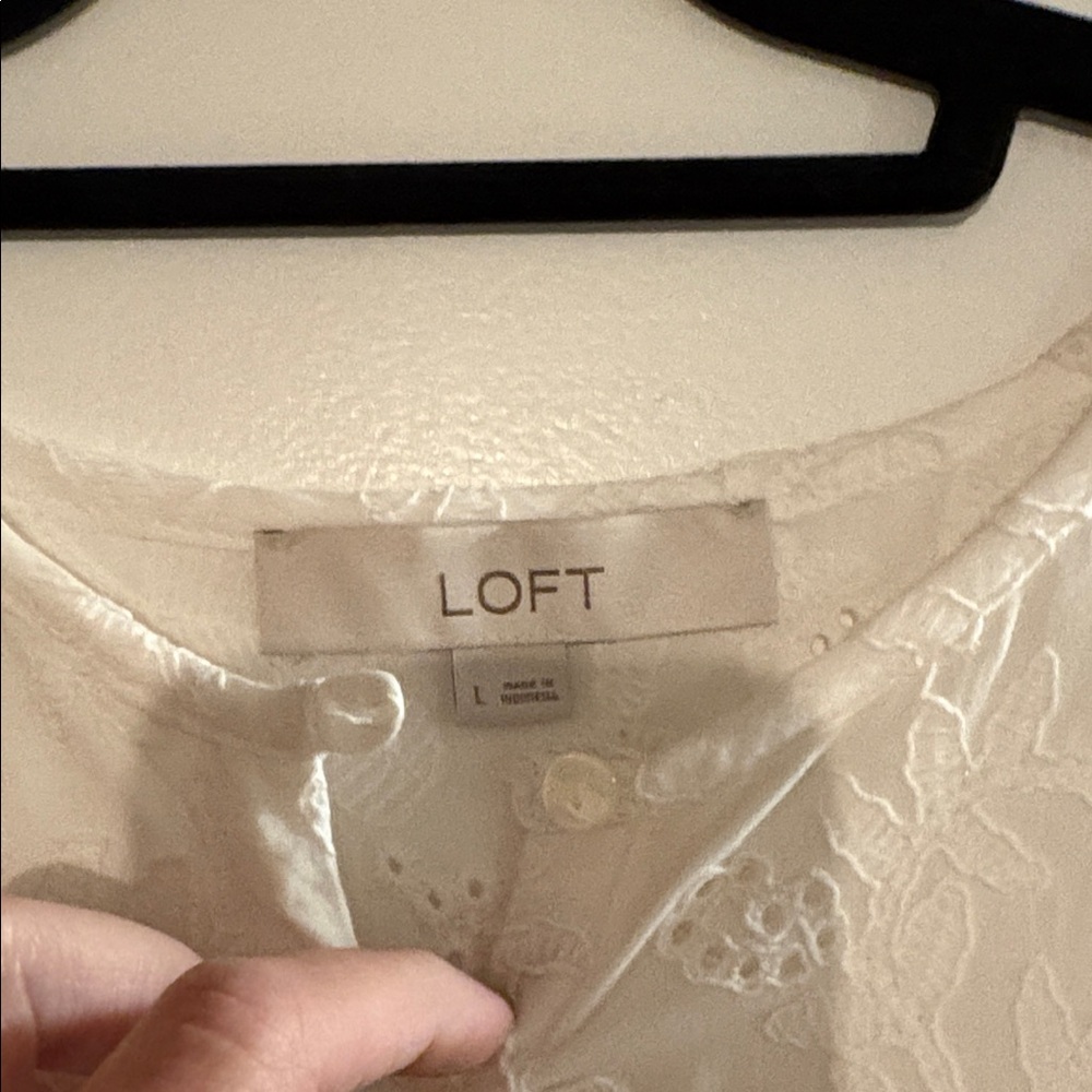 5/$25!! NWOT LOFT white Floral embroidered top - Picture 3 of 8